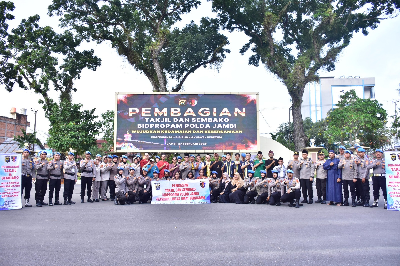 Polda Jambi Berbagi Berkah Ramadhan: Ratusan Paket Takjil serta Sembako Diserahkan ke Pengendara dan warga