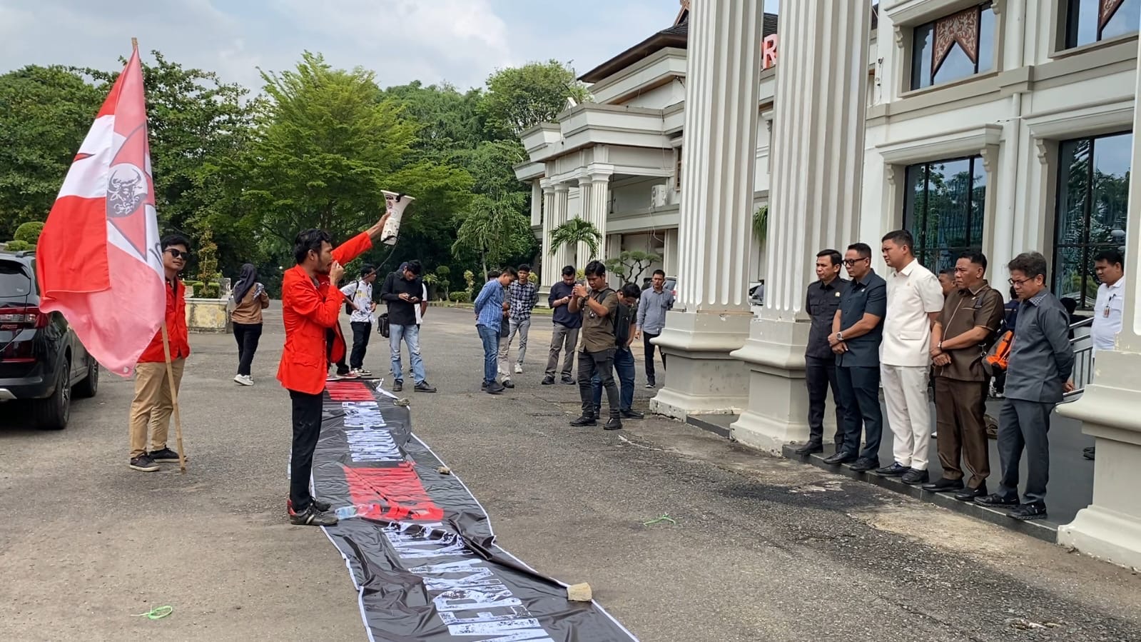 Ivan Wirata Kembali "Alfa" dari Barisan Pimpinan DPRD Saat GMNI Unjuk Rasa.