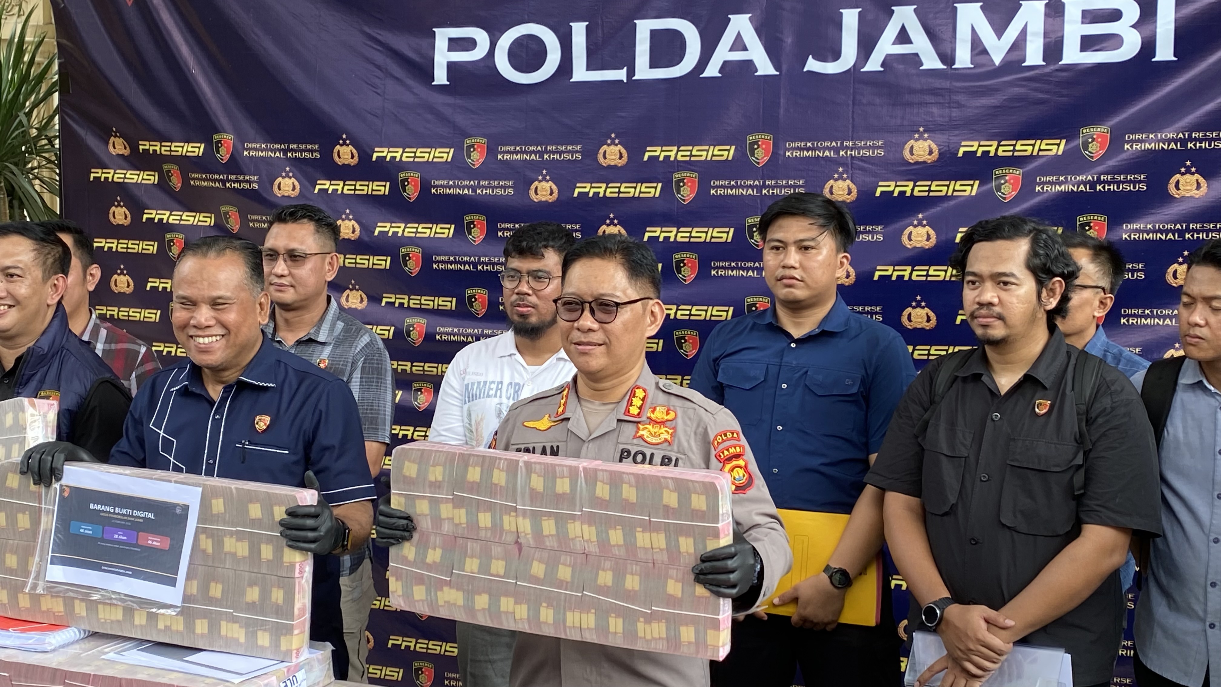 Ditreskrimsus Polda Jambi Ungkap Pembobolan Bank Jambi Rp144,82 Miliar, Tiga Tersangka Diamankan.