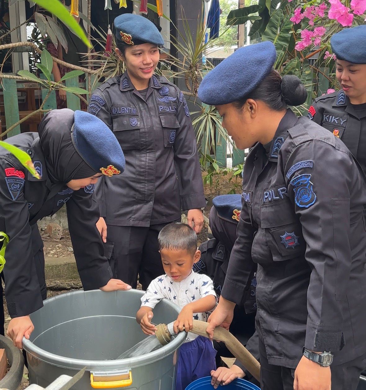 Dalam Rangka HUT Polwan ke-78, Polwan Satbrimob Polda Jambi Salurkan Air Bersih ke Panti Asuhan Al-Amin.